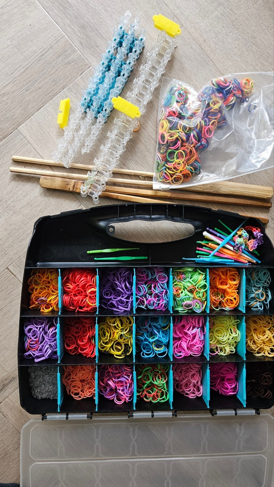 Grote Loom Bands Set met Opbergdoos en Accessoires, Hobby en Vrije tijd, Ophalen, Gebruikt, Overige thema's, Meerkleurig