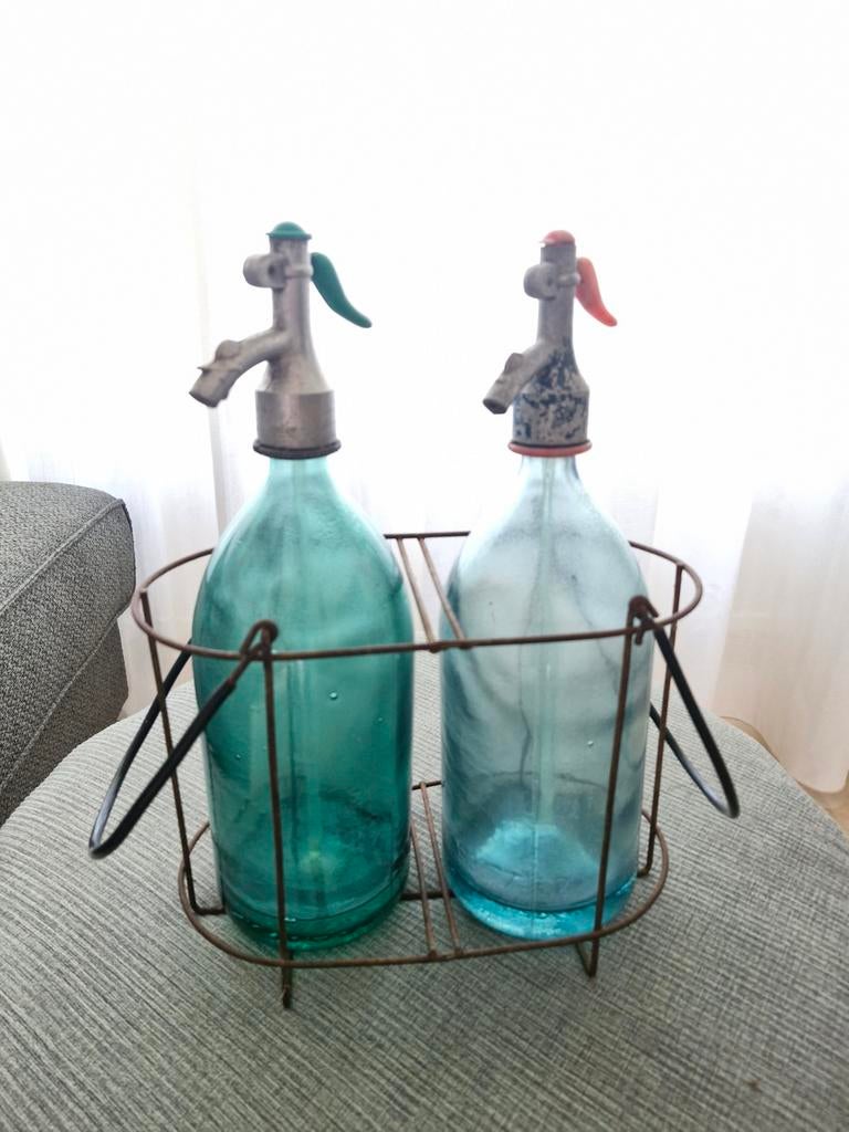Twee vintage soda spuitflessen in een mandje., Ophalen of Verzenden