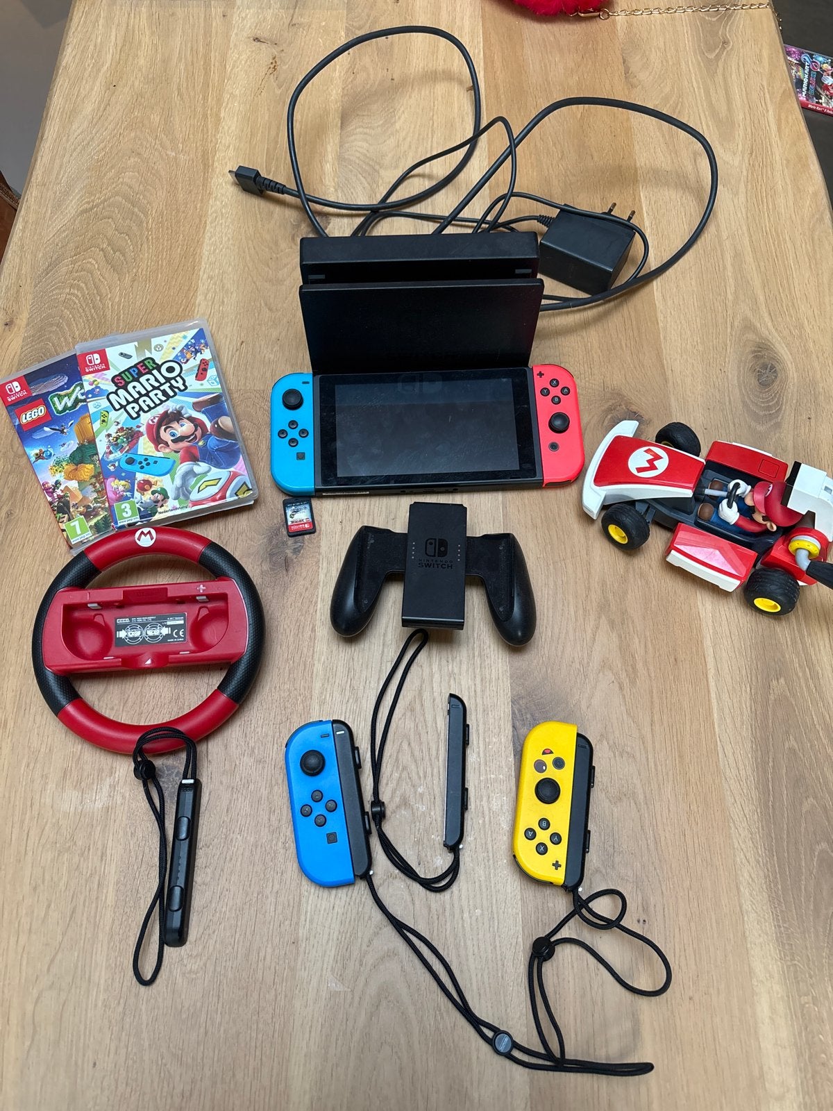 Nintendo Switch met 2 games, 2 controllers en accessoires, Spelcomputers en Games, Met games, Ophalen of Verzenden, Zo goed als nieuw