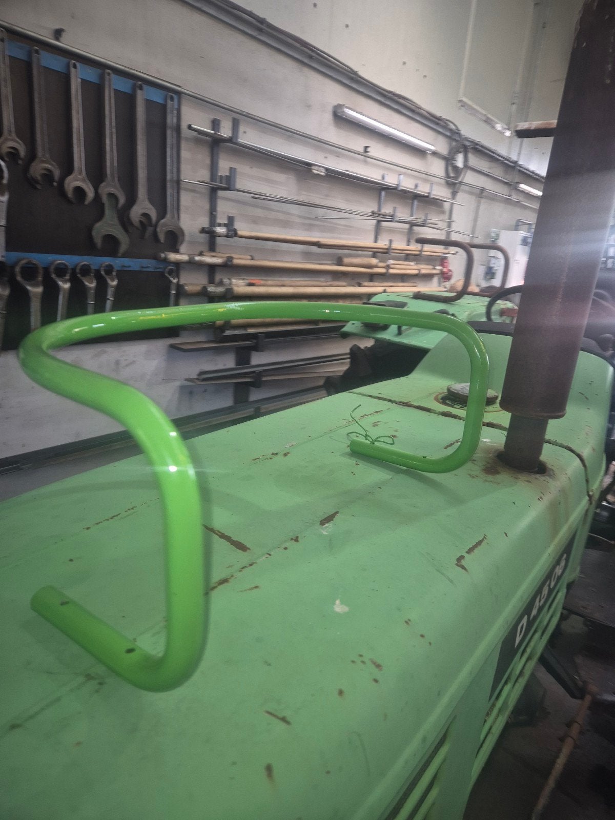 Deutz 100 06 Zitbeugel Origineel - Nieuw Gespoten, Ophalen of Verzenden, Nieuw, Voor, Achterklep
