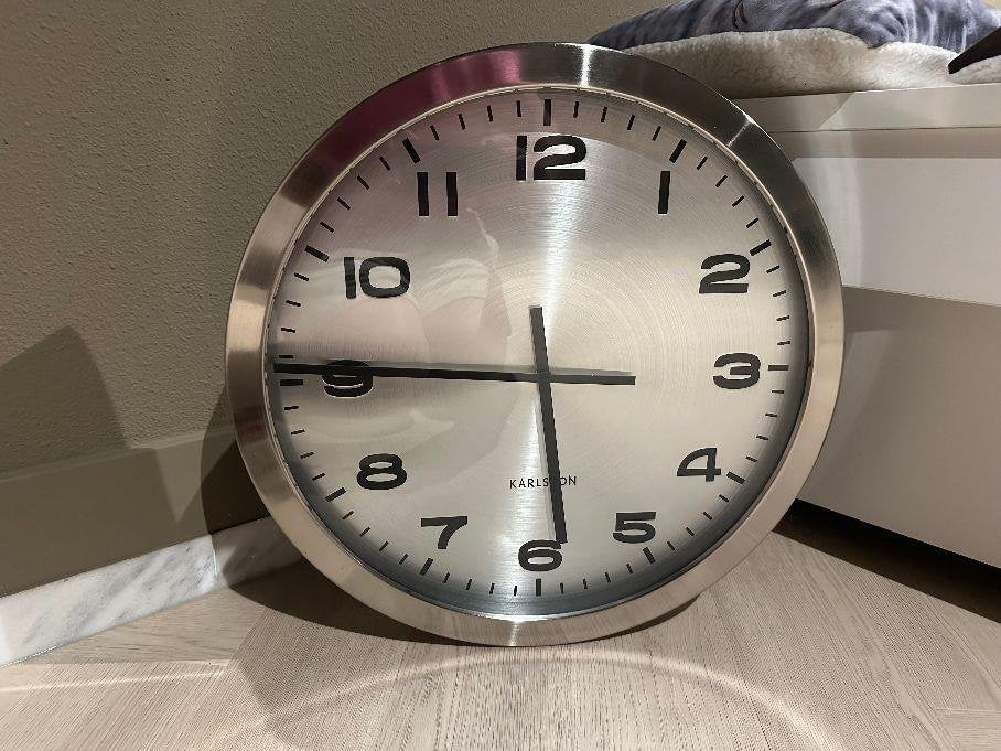 Karlsson klok 51 cm. mag weg voor een prikkie!, Ophalen, Analoog, Werkt op batterijen, Zo goed als nieuw