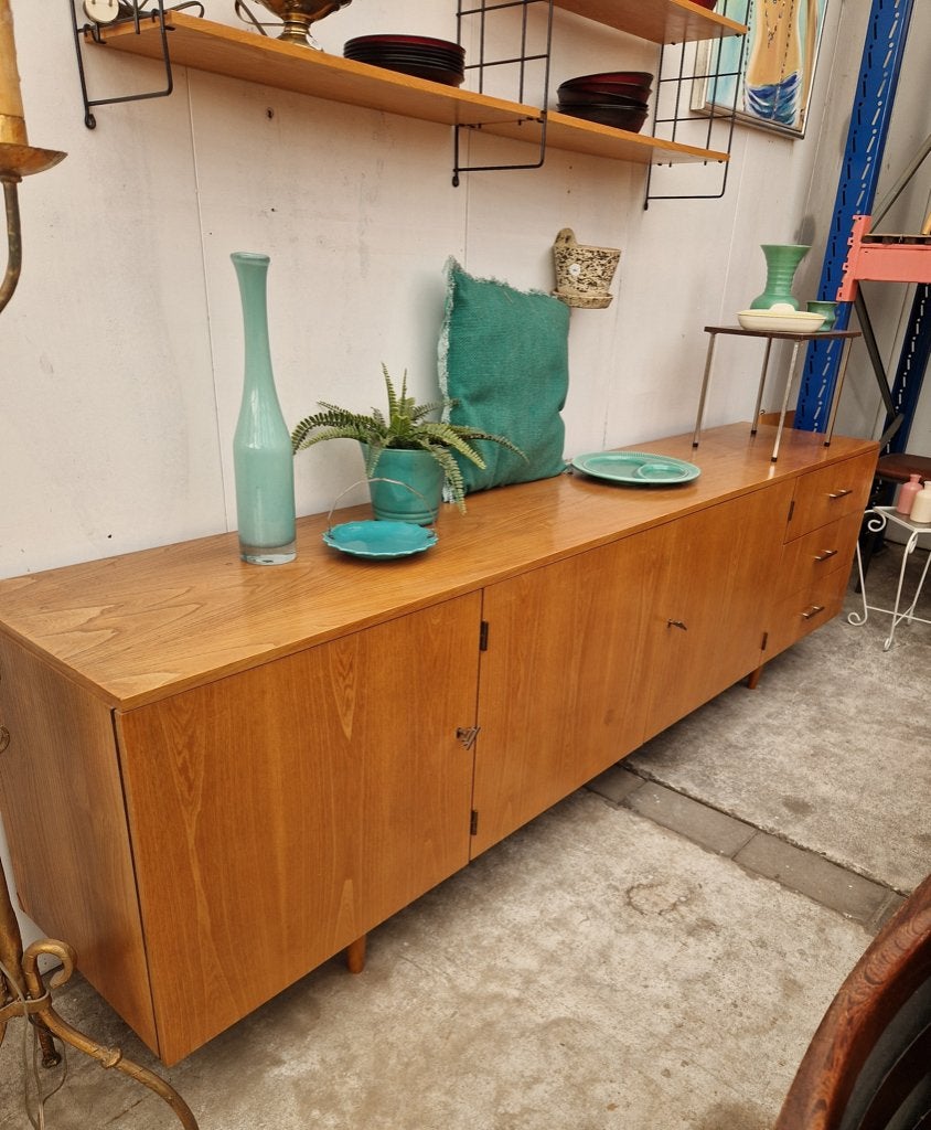 Vintage groot licht dressoir met messing grepen, 240cm, Ophalen, ., Met lade(s), 200 cm of meer