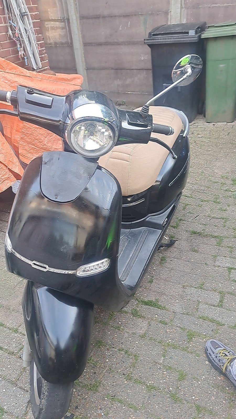 Elektrische Zwarte scooter met beige zadel, Fietsen en Brommers, Ophalen of Verzenden, Elektrisch, Overige merken