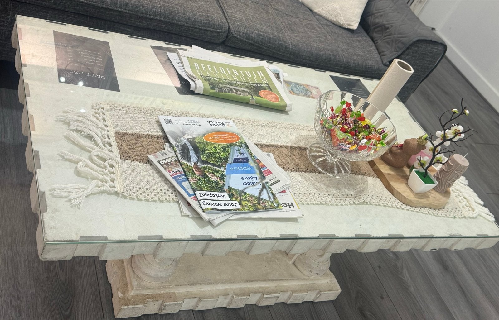 Stijlvolle salontafel met glazen blad en stenen onderstel, 50 – 75, Gebruikt, 50 tot 100 cm, 100 tot 150 cm