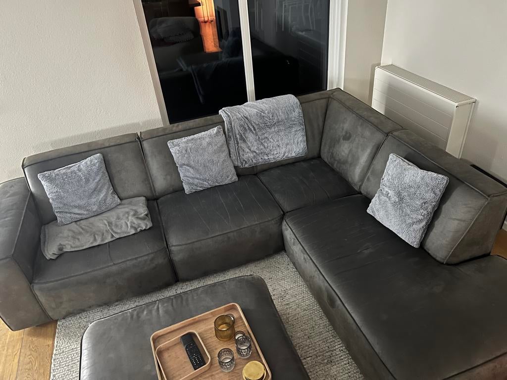 SEVN Hoekbank Antraciet Microleder met Poef (Gratis), 250 tot 300 cm, Gebruikt, 100 tot 125 cm, Hoekbank