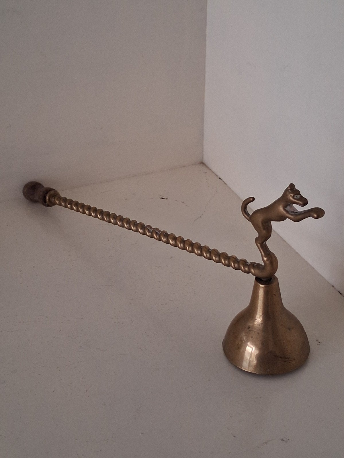 Vintage Messing Kaarsendover met Springende Hond – 22 cm, Ophalen of Verzenden, Koper