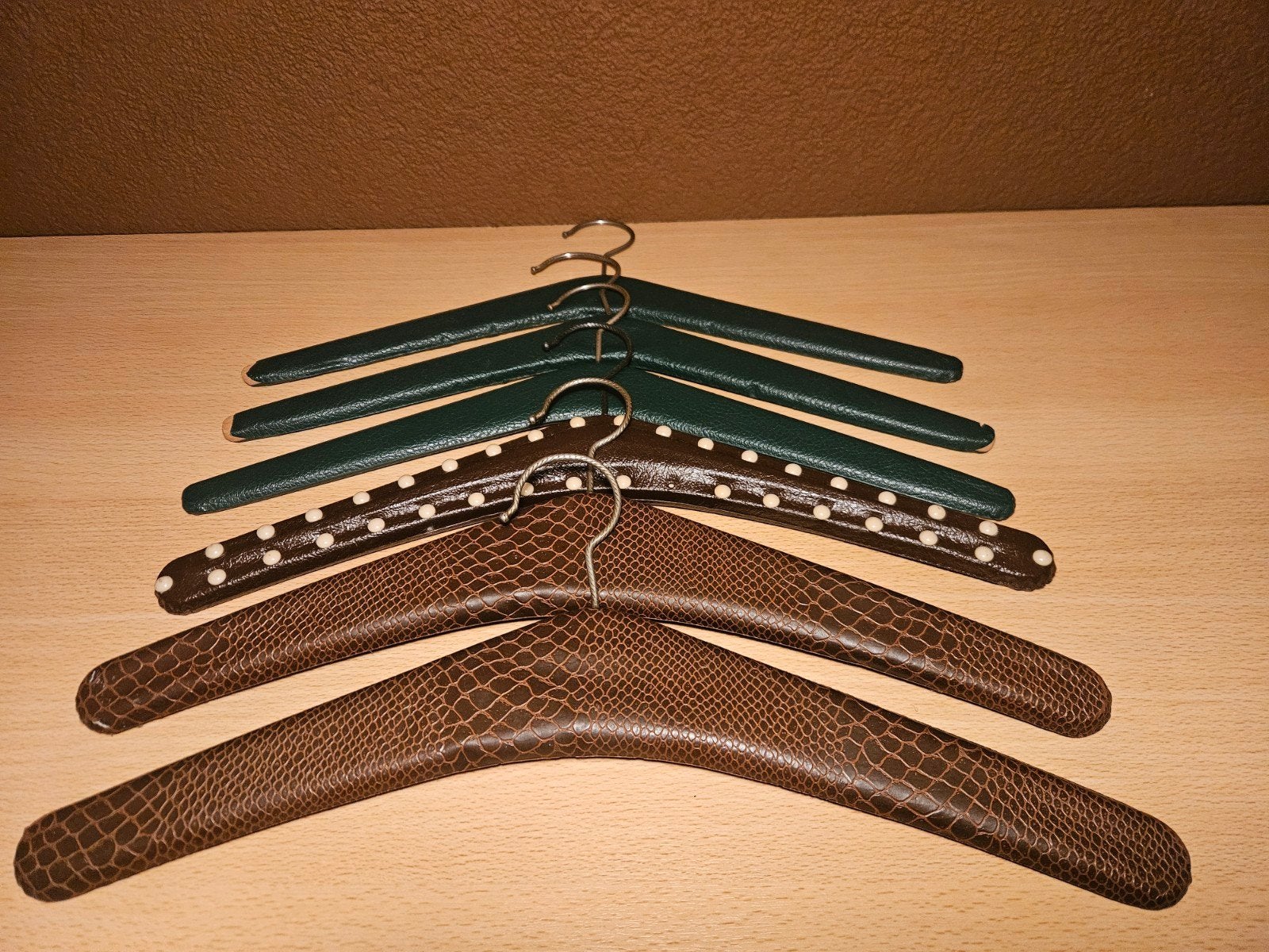 Set van 6 retro kledinghangers, bekleed met sky (kunstleer)., Kleding | Dames, Kledinghangers, Ophalen of Verzenden, Gebruikt