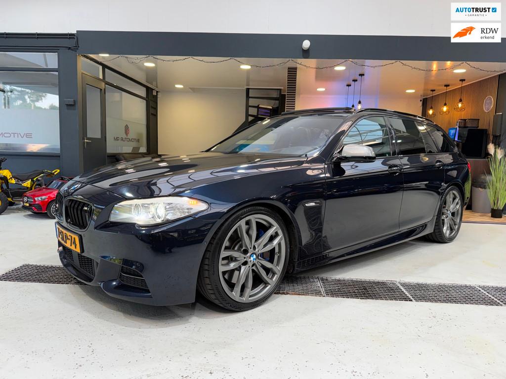 BMW 5-serie Touring M550xd|PANO|B&O|HUD|SOFTCLOSE|360|M550D|, Auto's, Automaat, Gebruikt, 2993 cc, Zwart
