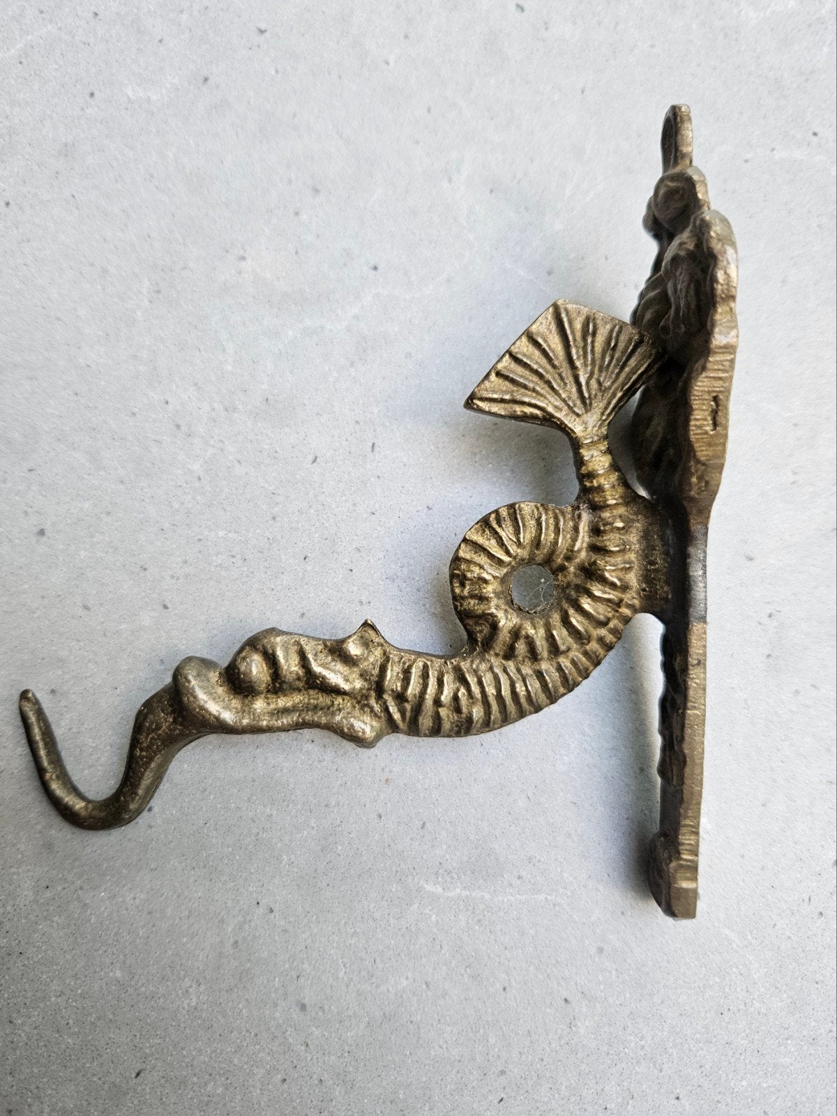 Vintage messing wandhaak Mythologische zeedraak., Antiek en Kunst, Ophalen of Verzenden