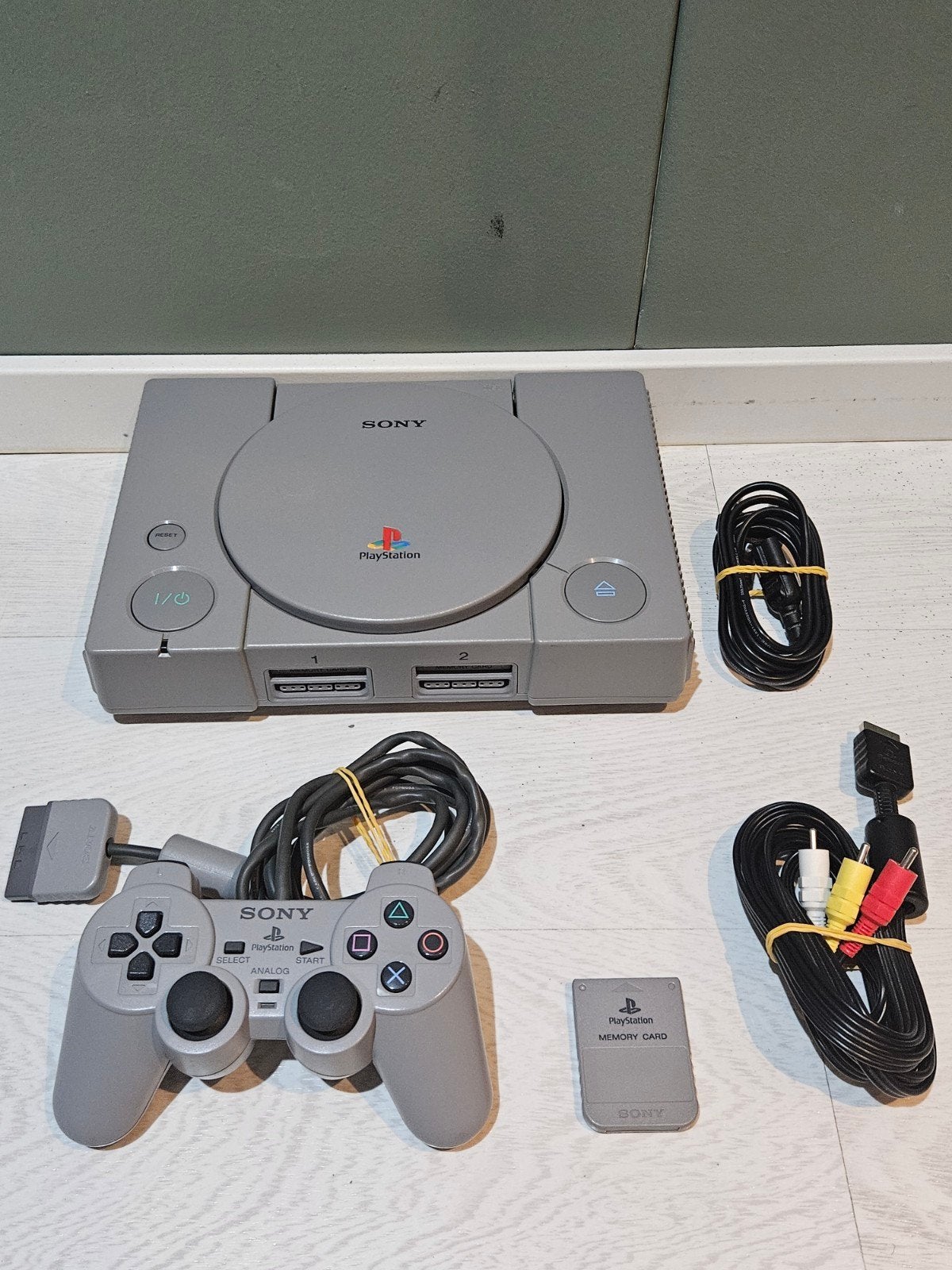 Sony PlayStation 1, Spelcomputers en Games, Ophalen of Verzenden, Zo goed als nieuw, Met 1 controller, Met geheugenkaart