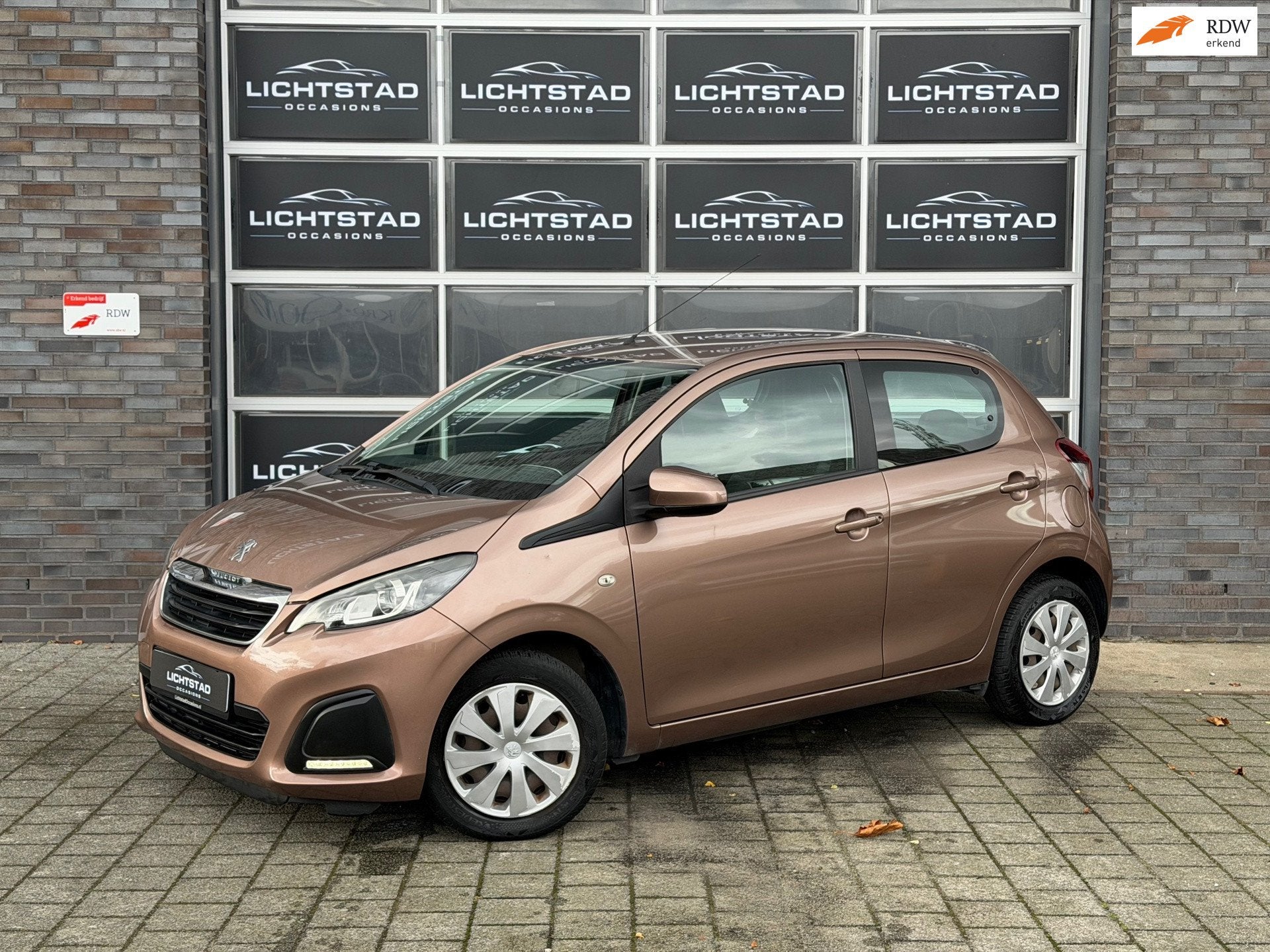 Peugeot 108 1.0 e-VTi Active AIRCO 100% ONDERH. ELEK. RAMEN, Auto's, Voorwielaandrijving, Gebruikt, Bluetooth, Bruin