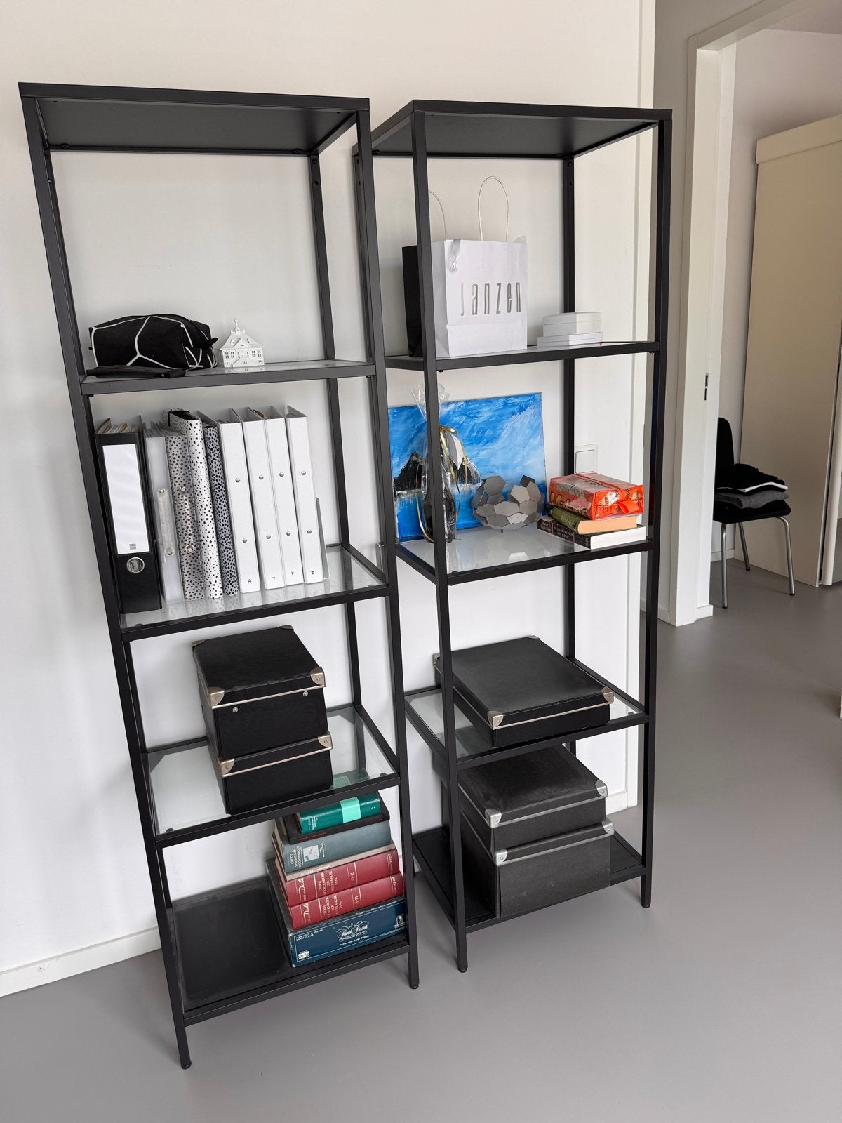 Zwarte metalen boekenkast met glazen planken, Ophalen, Met plank(en), Gebruikt, 50 tot 100 cm