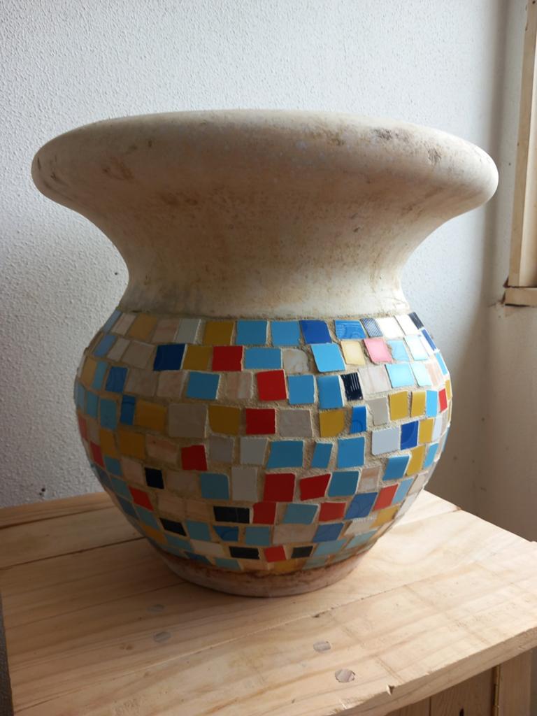 Twee grote mozaïek bloempotten., Ophalen, Rond, Aardewerk