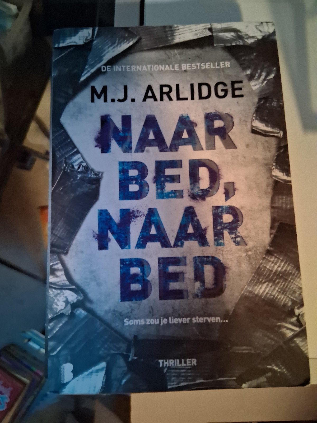 M.J. Arlidge - Naar bed, naar bed (Thriller), Boeken, Ophalen of Verzenden, Gelezen, M.J. Arlidge, Europa overig