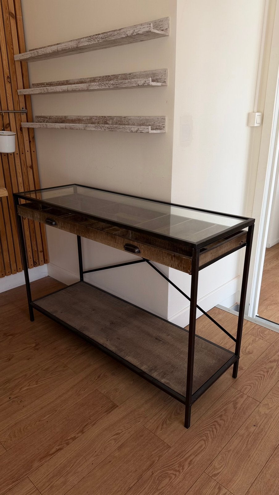 industriële sidetable / werktafel met glazen blad, Huis en Inrichting, Ophalen, 100 tot 150 cm, Zo goed als nieuw, 25 tot 50 cm