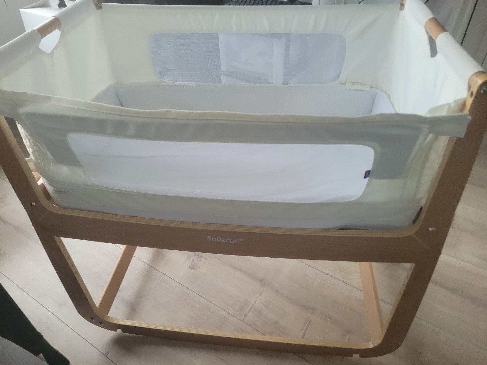 SnüzPod 4 Co-Sleeper / Bedside crib naturel incl matras, Ophalen, Zo goed als nieuw, Wieg