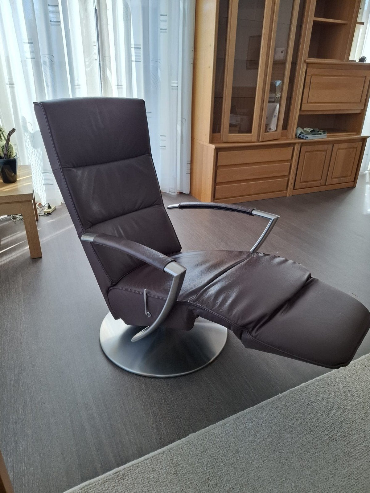 Luxe relaxfauteuil - Bordeaux rood leer met metalen onderste, Ophalen, Modern, Comfortabel, Gebruikt, 100 tot 125 cm