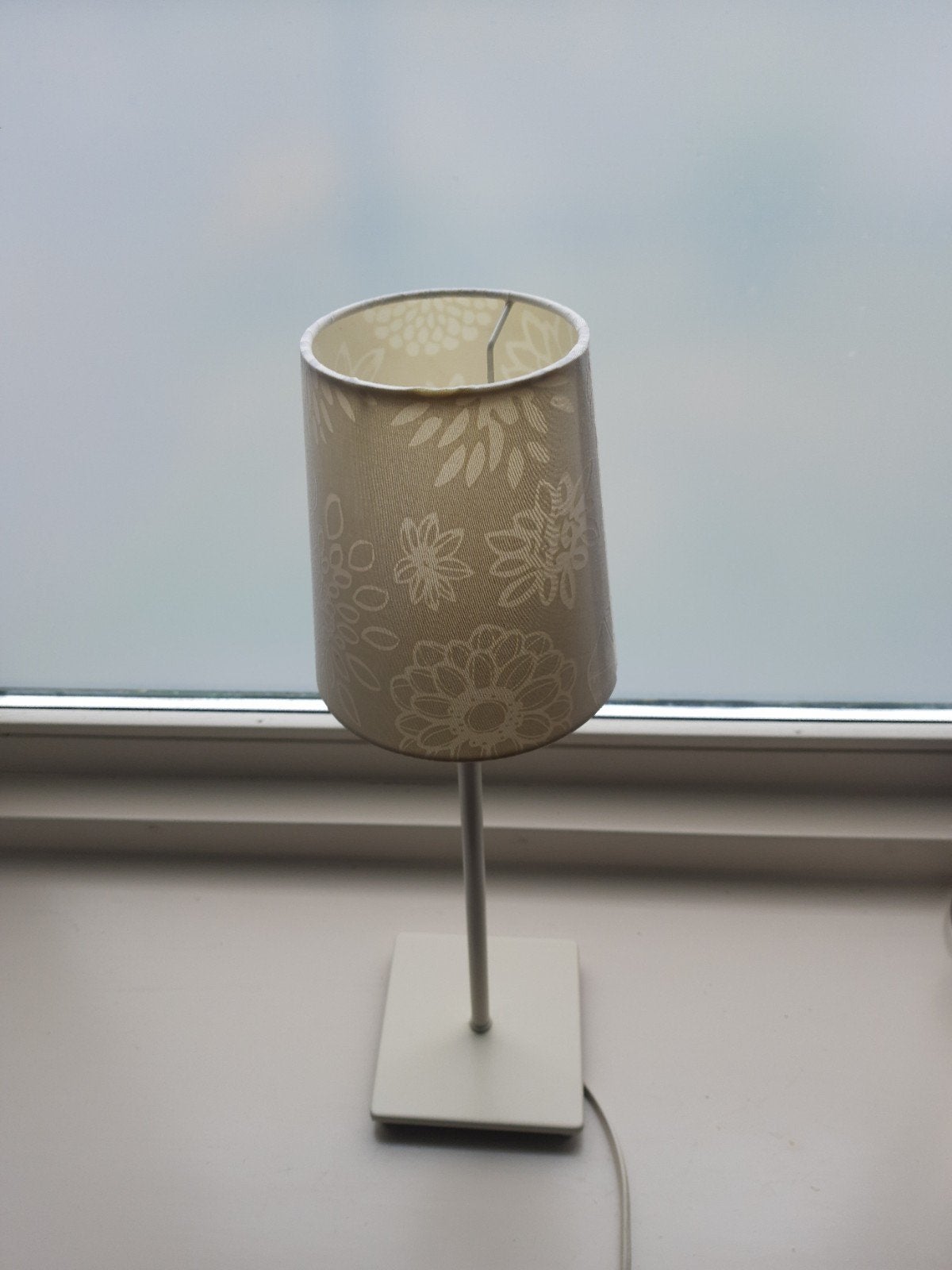 Tafellamp met bloemenprint en witte voet, Gebruikt, 48 cm, E14 (klein), Wit