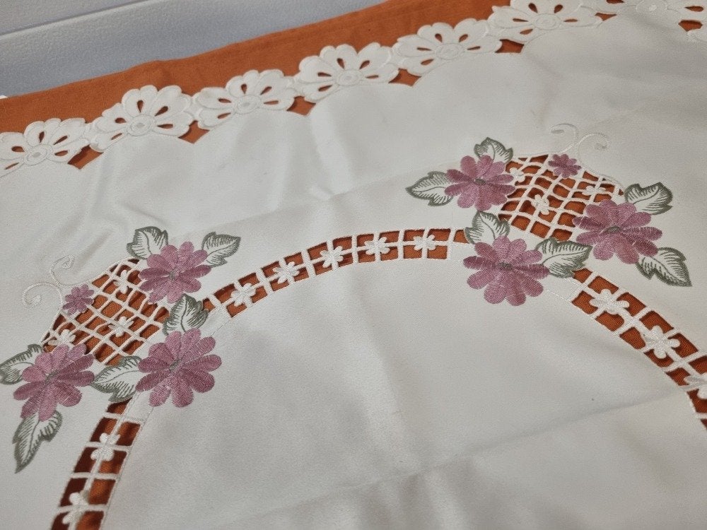 tafelkleed opengewerkte rand met geborduurde bloemen, Ophalen of Verzenden, 'T Olde Gre-j, Info@toldegrej.nl, Endepoelstraat 20f Didam