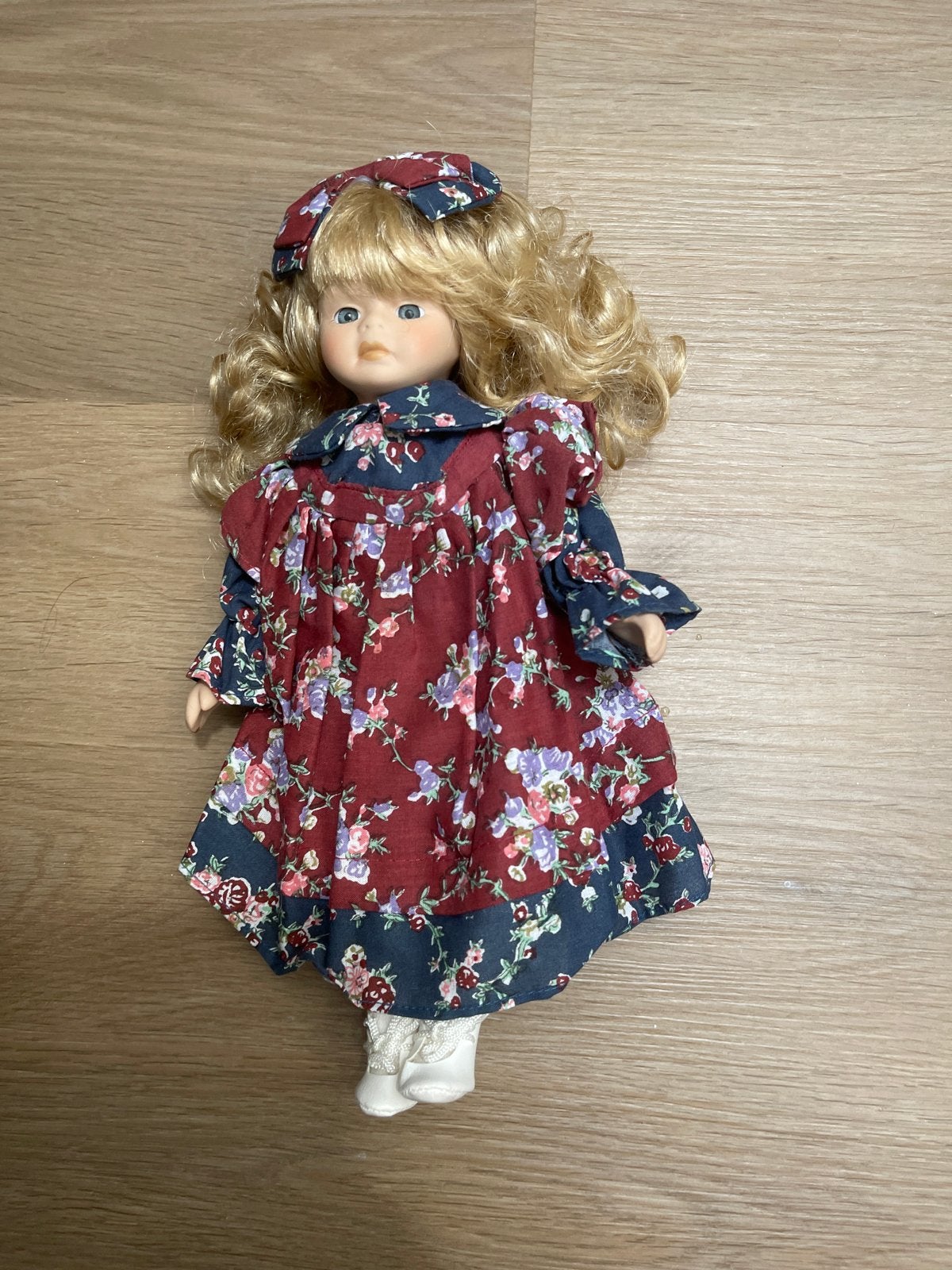 Vintage porseleinen pop met bloemenjurk, Kinderen en Baby's, Speelgoed | Poppen, Ophalen, Gebruikt, Overige typen