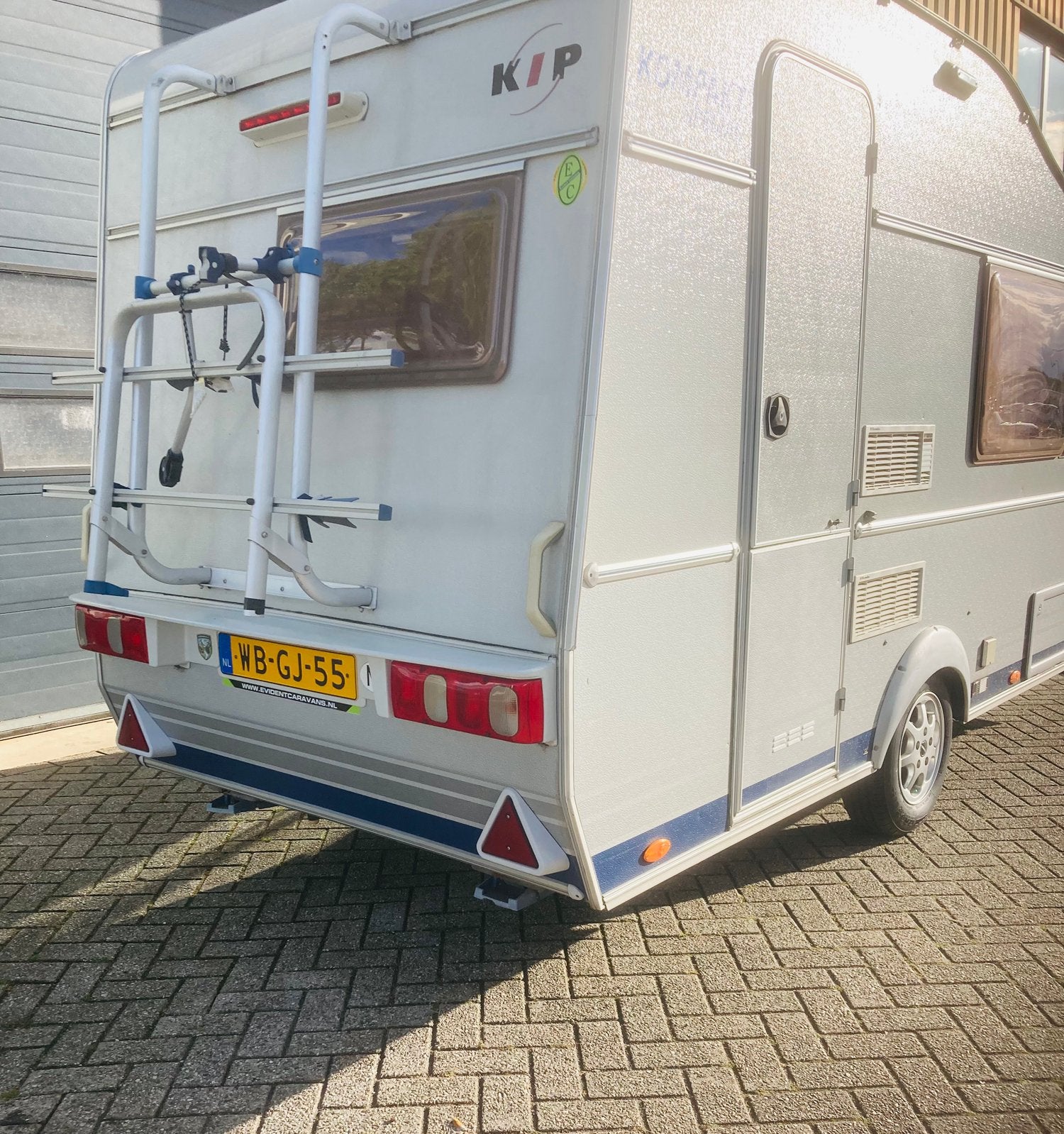 2x  kip kompakt, ekv voortent, wc lengtebedden.fietsdrager, Standaardzit, 2 aparte bedden, Kip, Tot en met 2