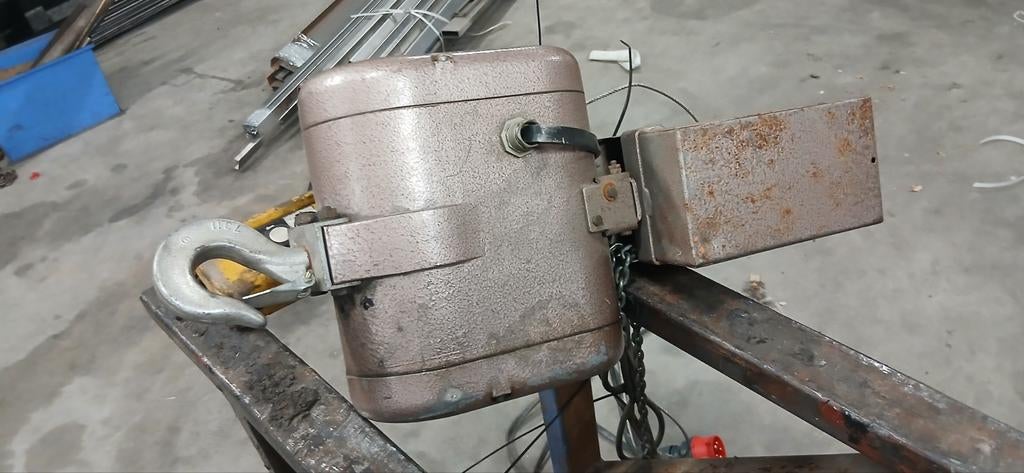 Kettingtakel GIS Hebezeug Artist 250-500kg Krachtstroom, Ophalen of Verzenden, Gebruikt, Elektrisch