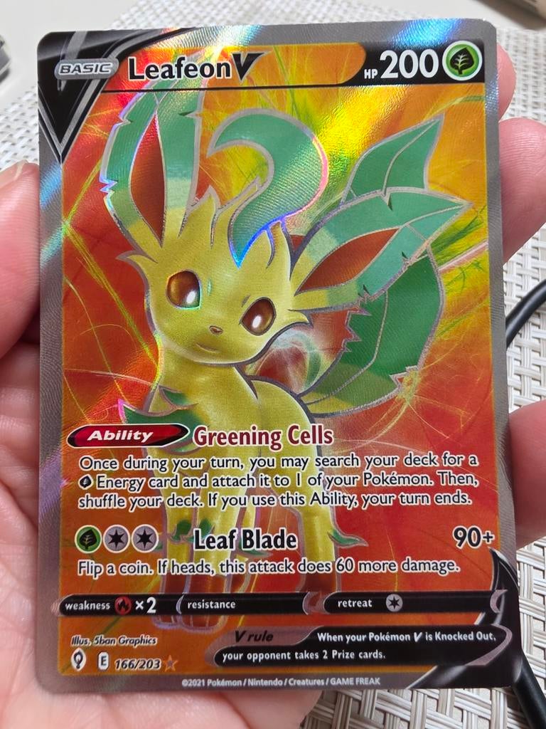 Leafeon V 166 evolving skies pokemon kaart, Ophalen of Verzenden, Zo goed als nieuw, Losse kaart