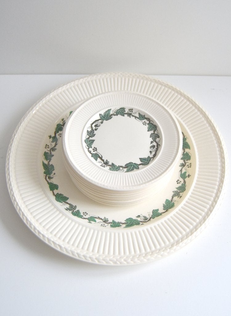 Vintage Wedgewood Stratford gebakstel (1960) in pracht staat, Ophalen of Verzenden, Zo goed als nieuw, Bord(en), Overige stijlen