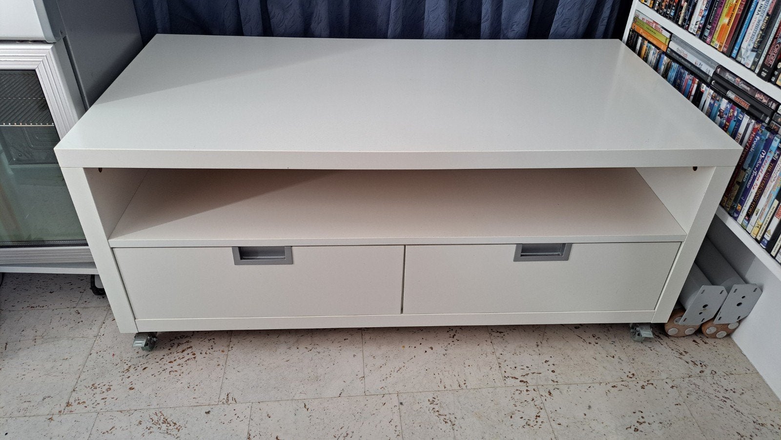 Witte TV-meubel met lades en wieltjes, Ophalen, Gebruikt, 100 tot 150 cm, Minder dan 100 cm