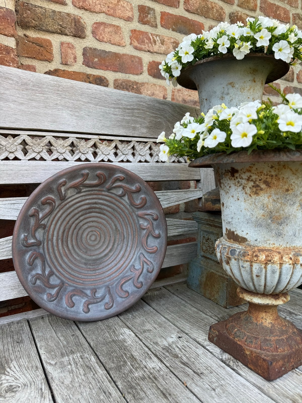 Decoratieve schaal van terracotta met spiraalpatroon, Ophalen of Verzenden