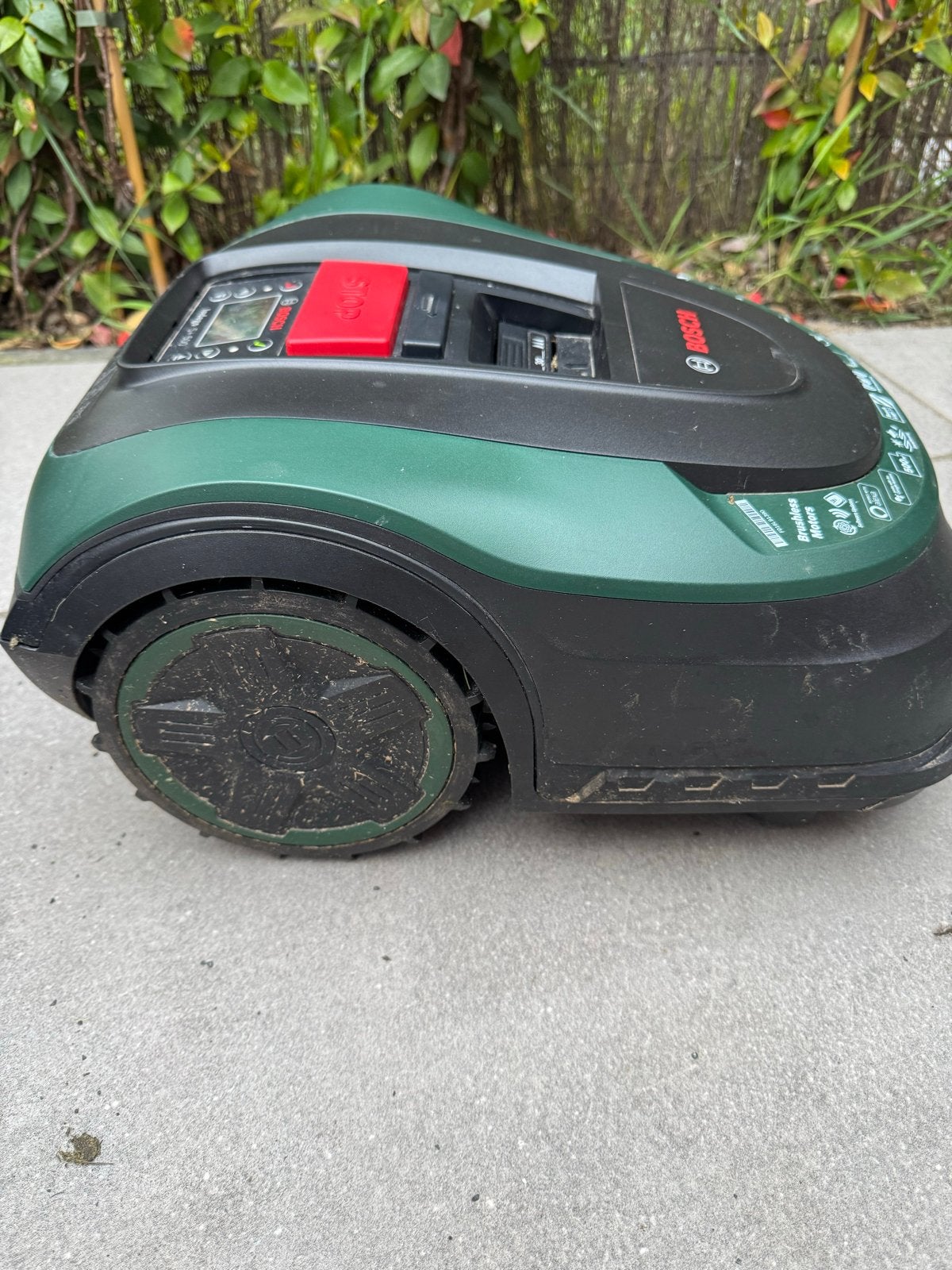 Complete Indego S500+ Robotmaaier Set – Inclusief Garage, Ophalen, Cirkelmaaier, Gebruikt, Minder dan 30 cm