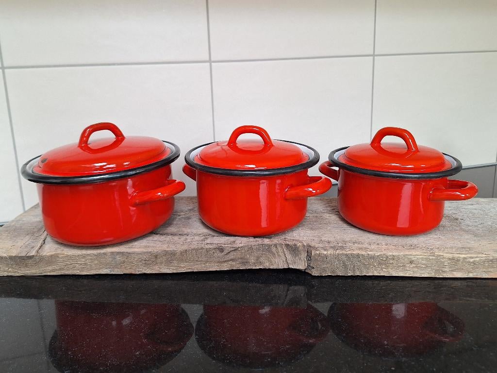 Rood emaille pannenset, Ophalen