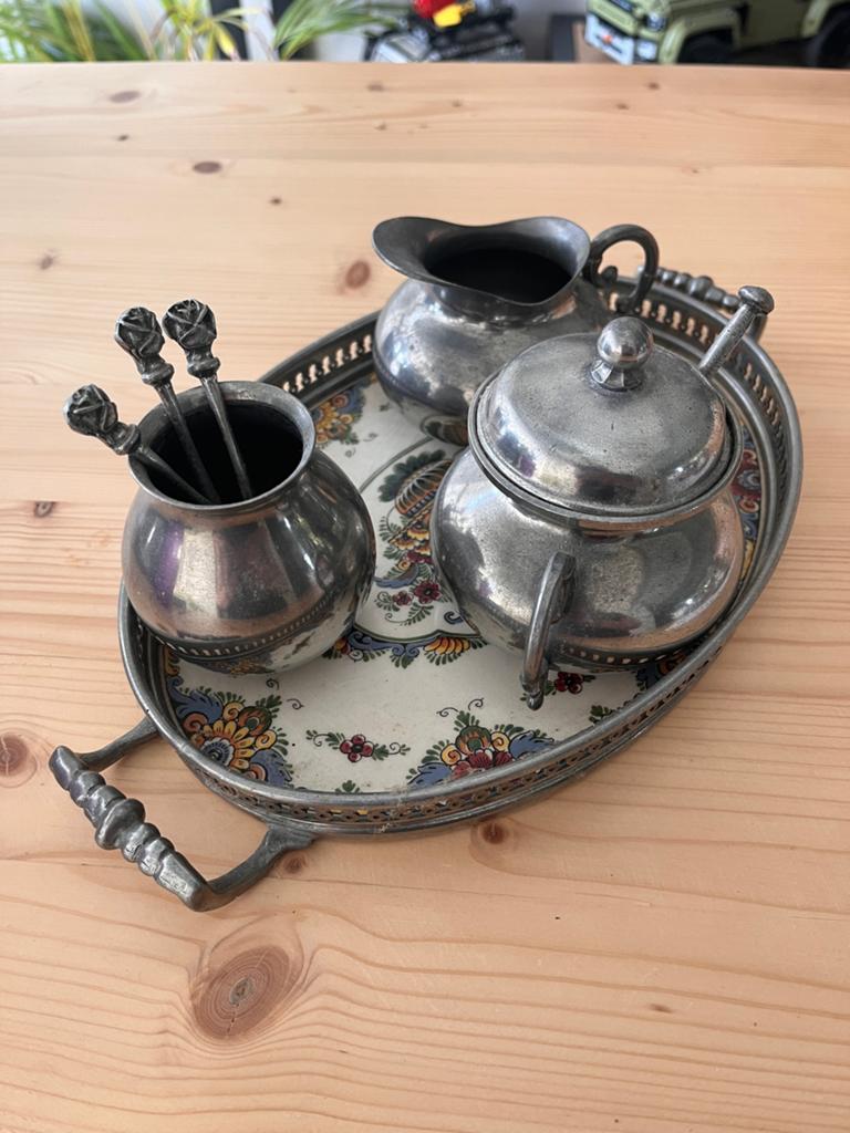 Tinnen theesetje met dienblad, Ophalen