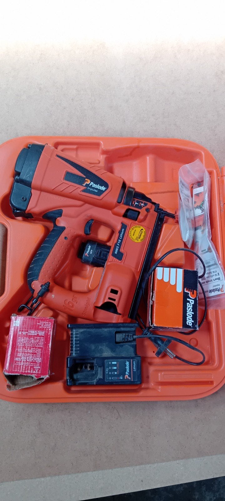 Spijkerpistool Paslode op gas, Doe-het-zelf en Verbouw, Gereedschap | Handgereedschap, Ophalen of Verzenden, Zo goed als nieuw