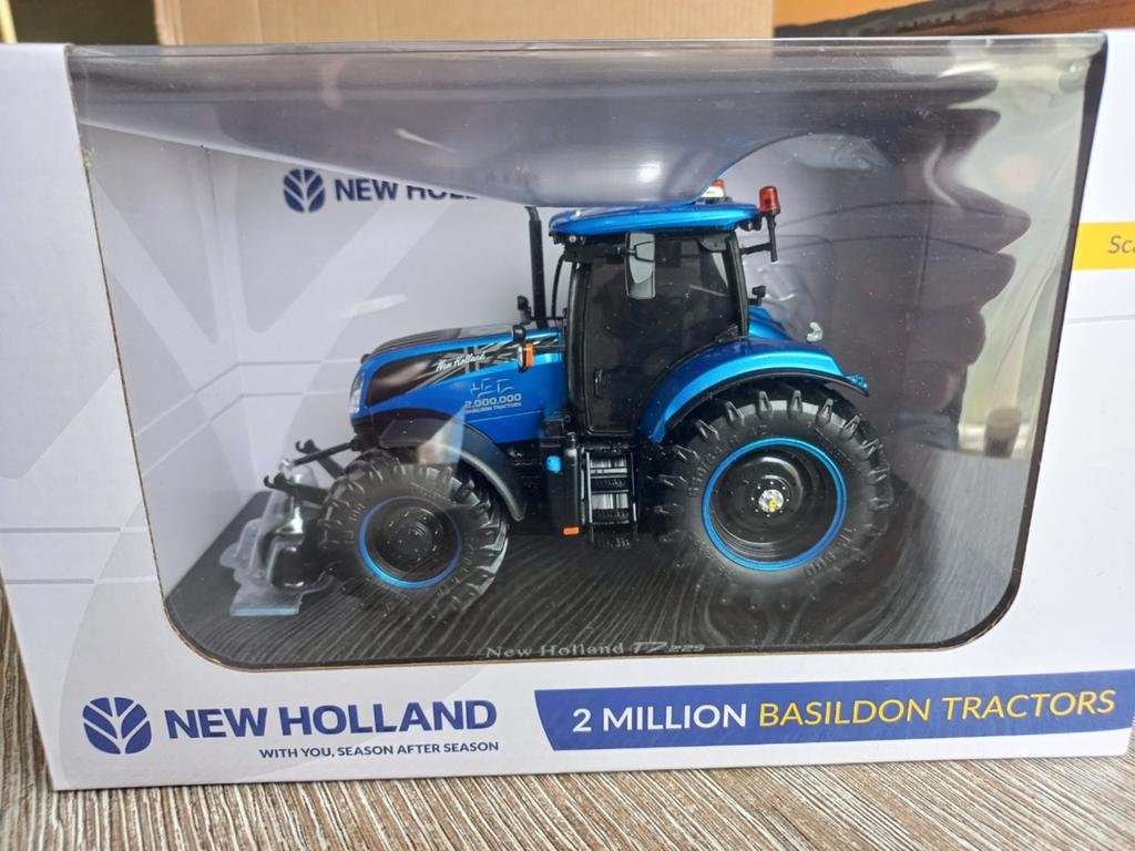 New Holland T7.225 2 Million Basildon Trekker UH, Hobby en Vrije tijd, Modelauto's | 1:32, Nieuw, Tractor of Landbouw, Universal Hobbies