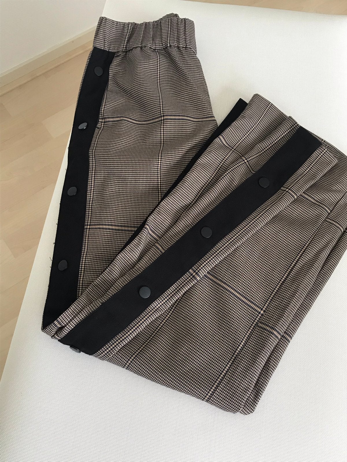 Monki pantalon met knopen aan de zijkant - Maat Xs, Bruin, Ophalen of Verzenden, Zo goed als nieuw, Maat 34 (XS) of kleiner