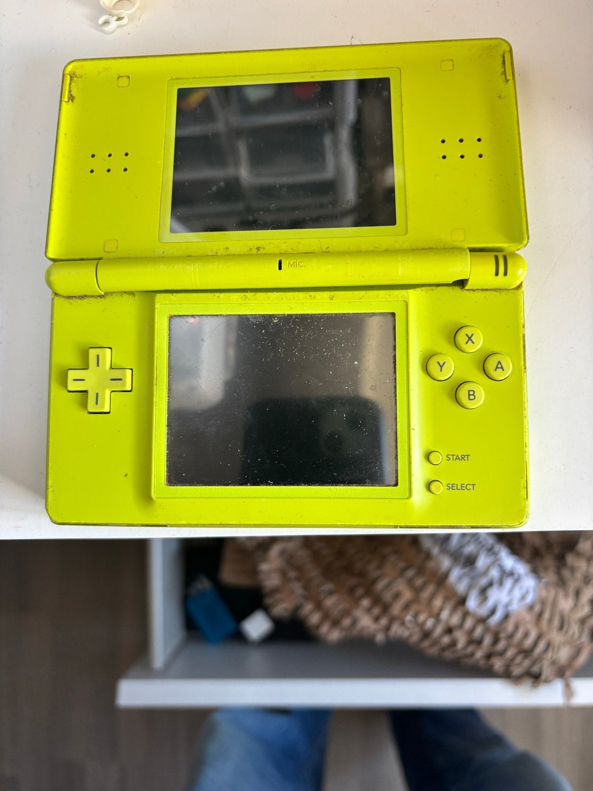 Defecte Nintendo DS Lite - Geel/Limegroen (voor onderdelen), Spelcomputers en Games, Ophalen of Verzenden, Niet werkend, Groen