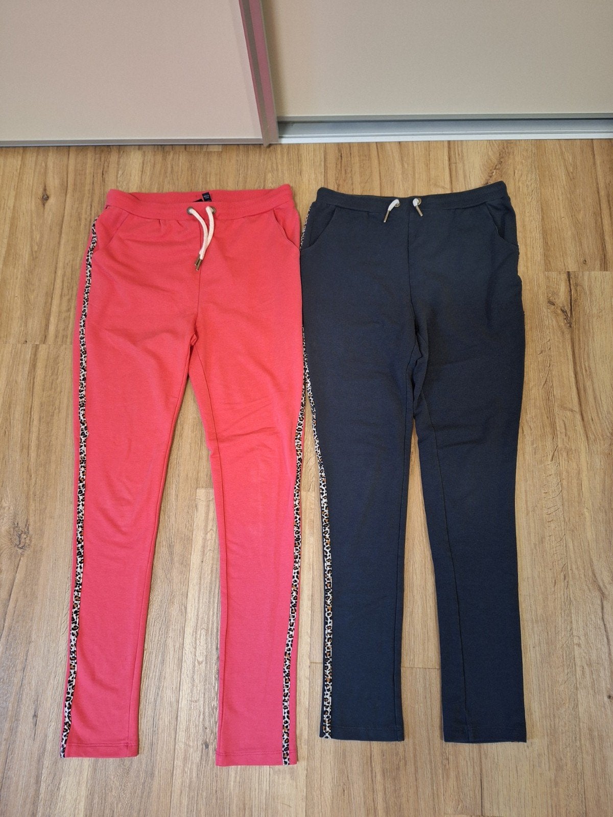 2 Mooie comfi sweatbroeken van Like Flo in maat 14-164., Broek, Meisje, Ophalen of Verzenden, Zo goed als nieuw