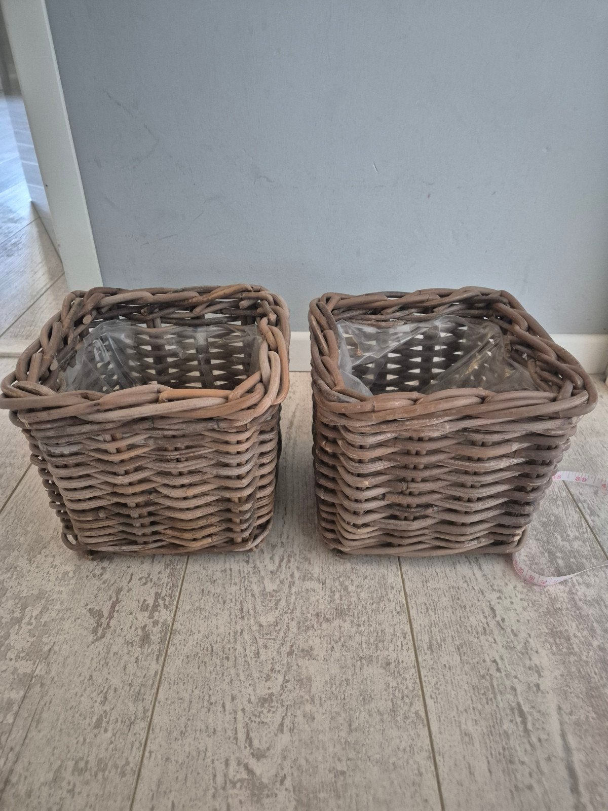 2 rieten mandjes met plastic binnenvoering, Gebruikt, Gevlochten, Mand, Vierkant