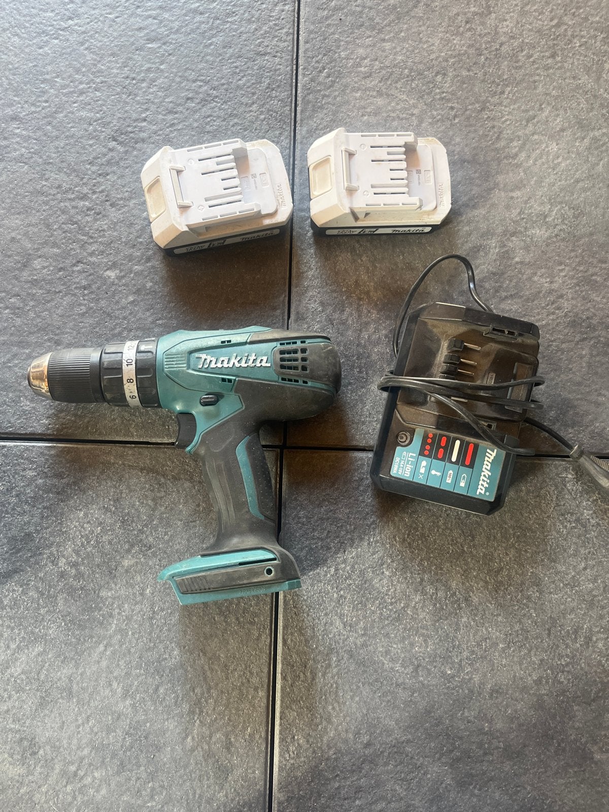 Makita HP457D Boor-/Schroefmachine met 2 accu's en lader, Ophalen, Gebruikt, Boor- en Schroefmachine, Minder dan 400 watt