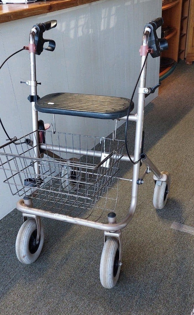 rollator Provo premis prijs € 35,00 goud kleur, Diversen, Rollators, Ophalen, Gebruikt