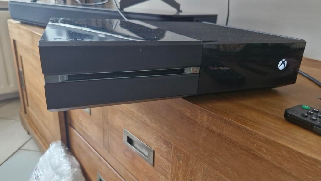 Xbox One console inclusief kabels, Spelcomputers en Games, Ophalen, Gebruikt, Zonder controller, Xbox One