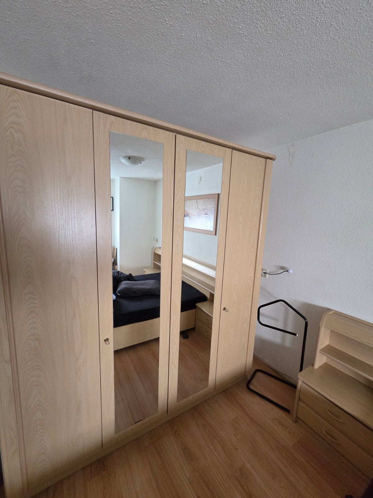 Grote linnenkast met veel ruimte - Gratis en snel ophalen!, Met deur(en), Gebruikt, 200 cm of meer, Ophalen of Verzenden