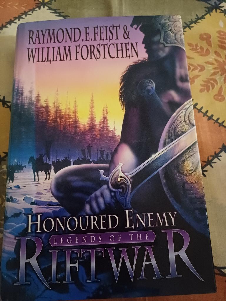 Raymond feist:honoured enemy.riftwar legend.hardcover, Boeken, Fantasy, Gelezen, Ophalen