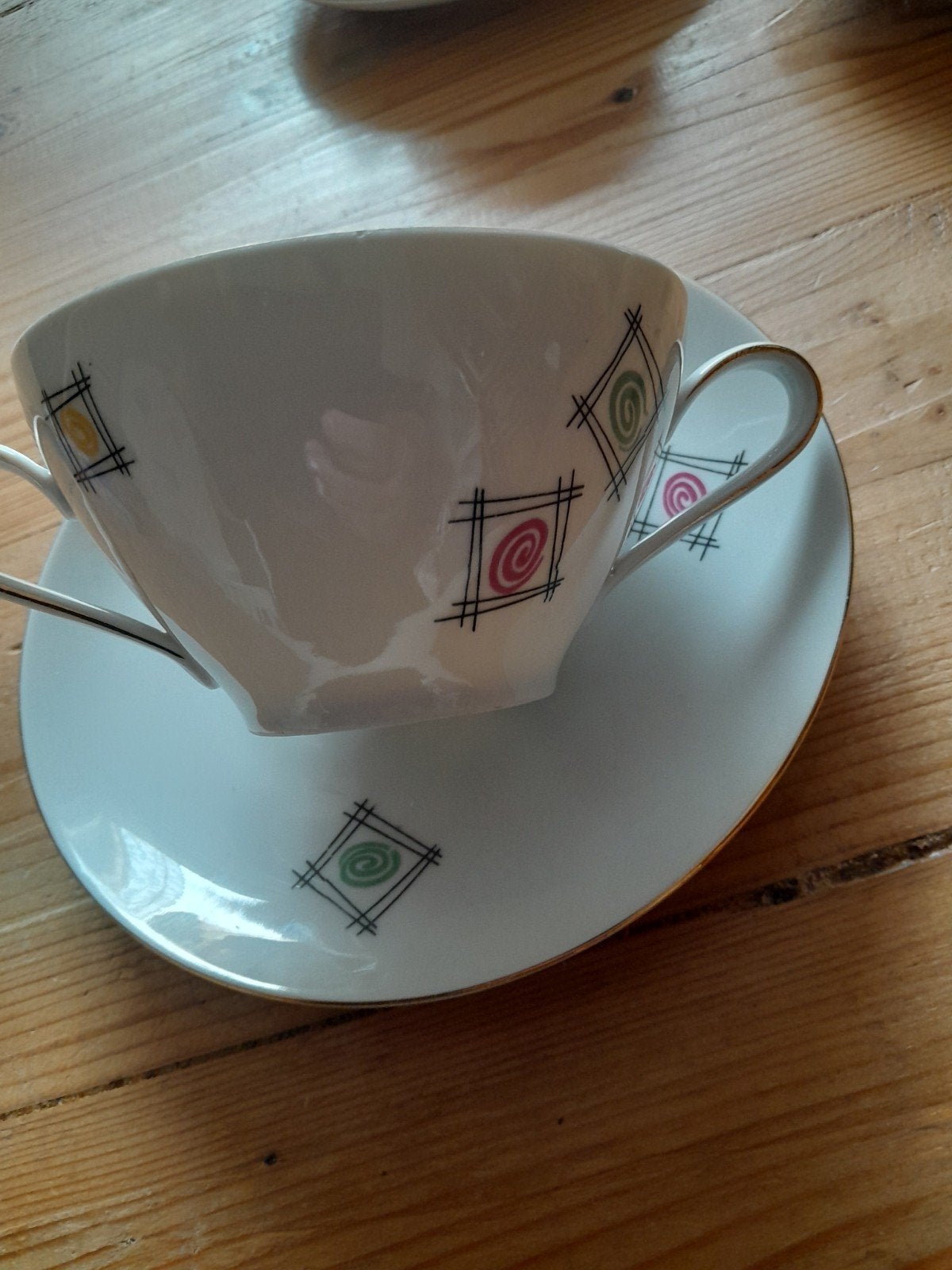 3 soep kommen met schotel merk kahla jaren '50 vintage kom, Ophalen of Verzenden, Zo goed als nieuw, Porselein, Kop en/of schotel