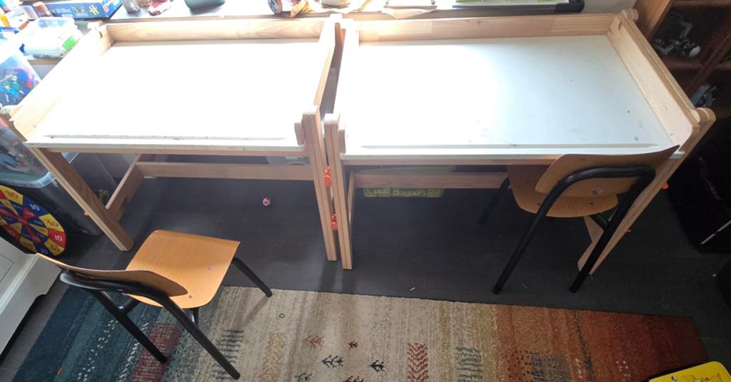 Gratis Kinder bureautjes met 1 stoeltje, Huis en Inrichting, Bureaus, Gebruikt, Kinderbureau, IKEA, Wit