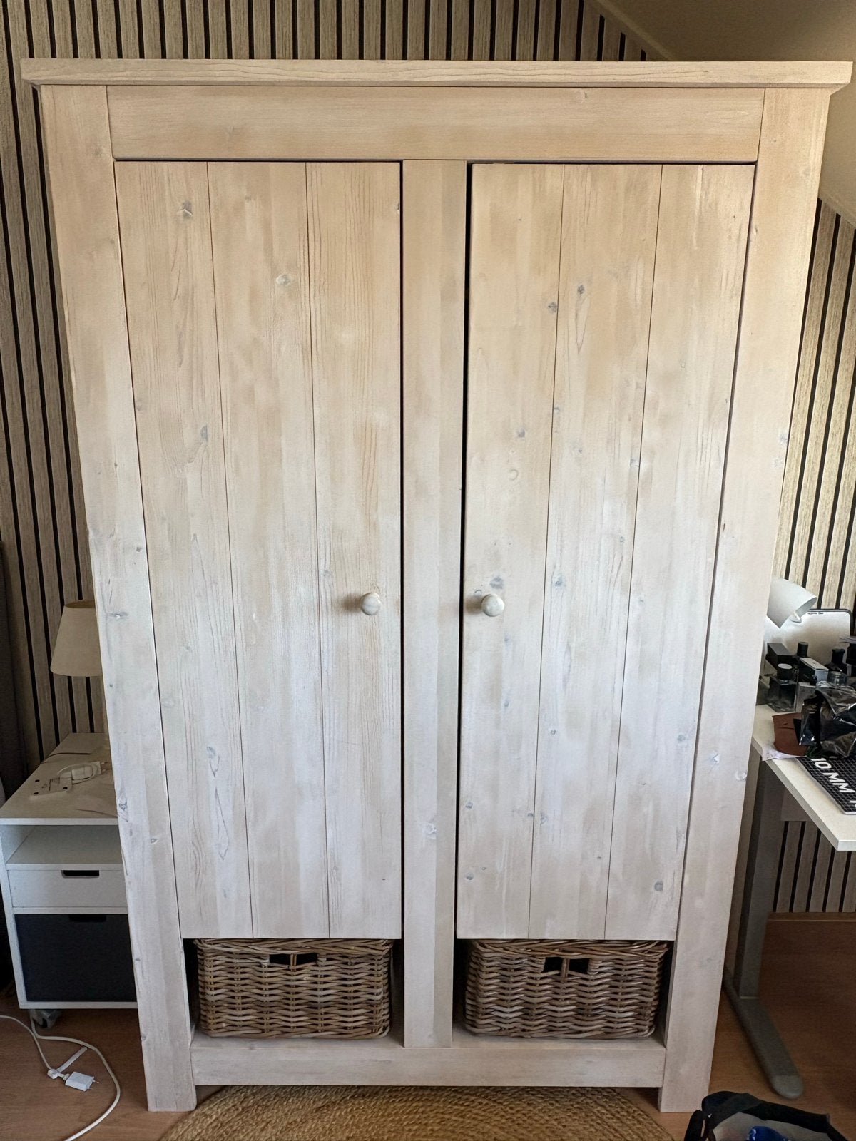 HOUTEN kledingkast met rieten manden, Huis en Inrichting, Ophalen, 100 tot 150 cm, 200 cm of meer, Zo goed als nieuw
