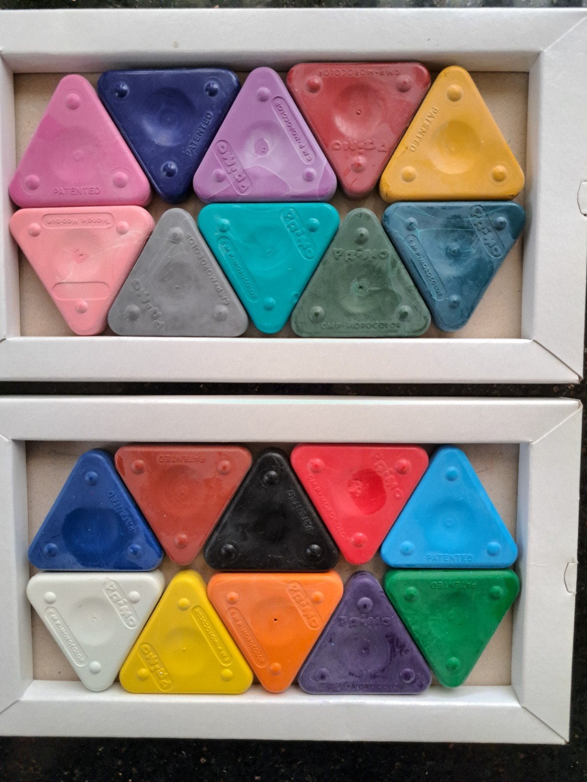 2 doosjes TE GEKKE KRIJTJES BIJENWAS VERVEN MIXED MEDIA, Ophalen of Verzenden, Nieuw, Overige thema's, Overige typen