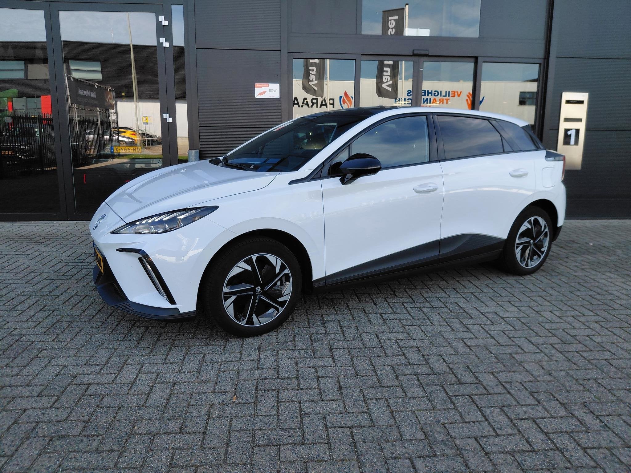 MG 4 Luxury 64 kWh, 12 maanden, Gebruikt, Origineel Nederlands, 500 kg
