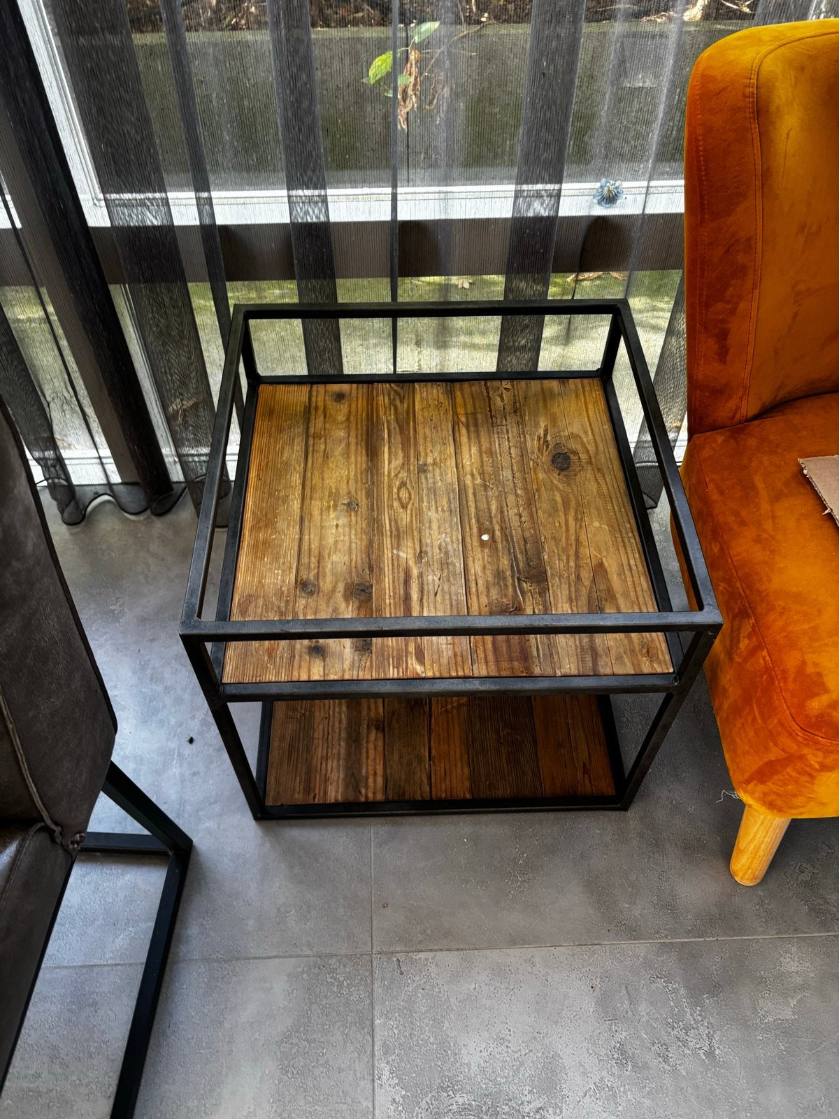 Industriële bijzettafel - Metaal en Hout, Huis en Inrichting, Tafels | Bijzettafels, Minder dan 55 cm, Vierkant, Zo goed als nieuw